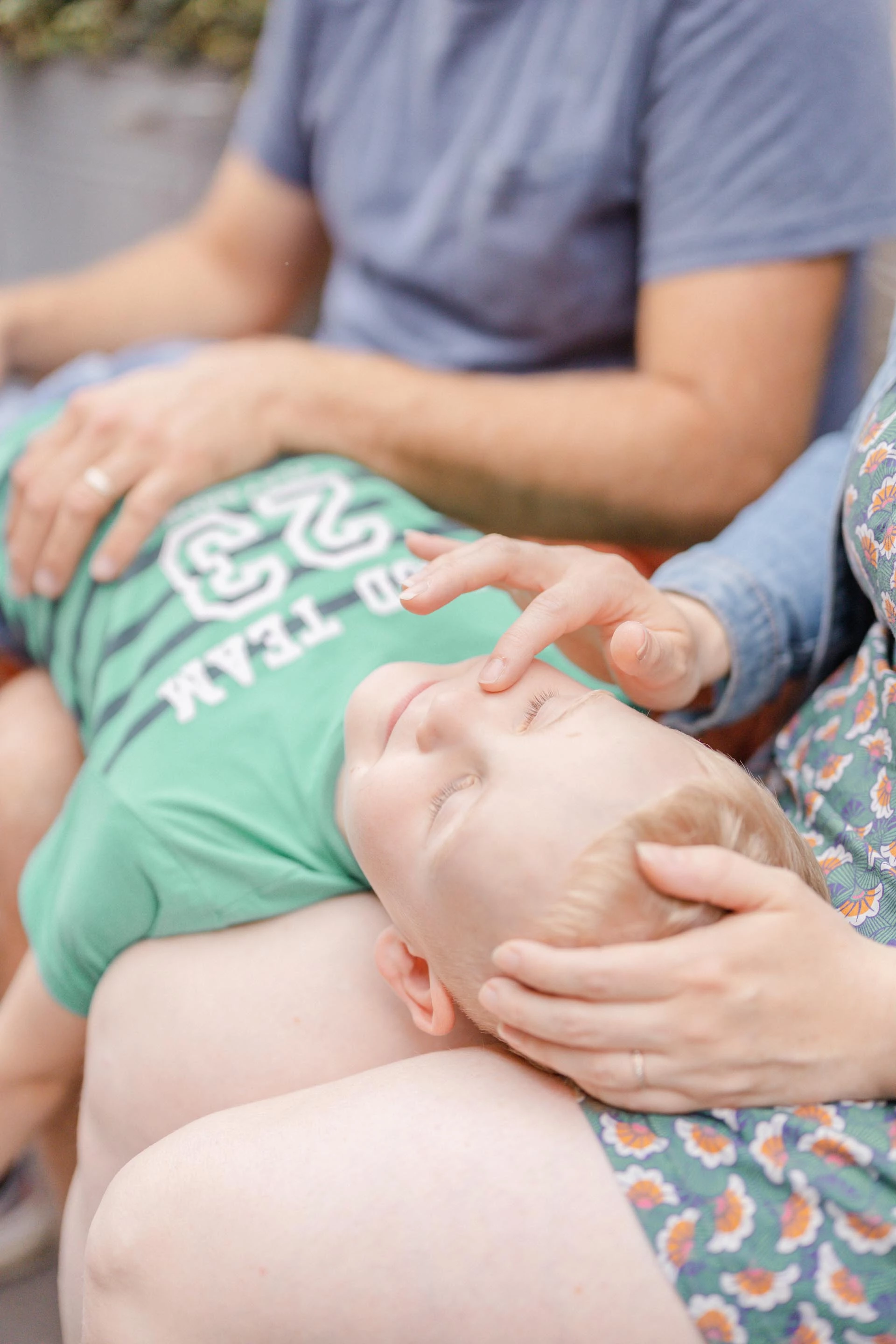 bonheur main enfant sourire gris